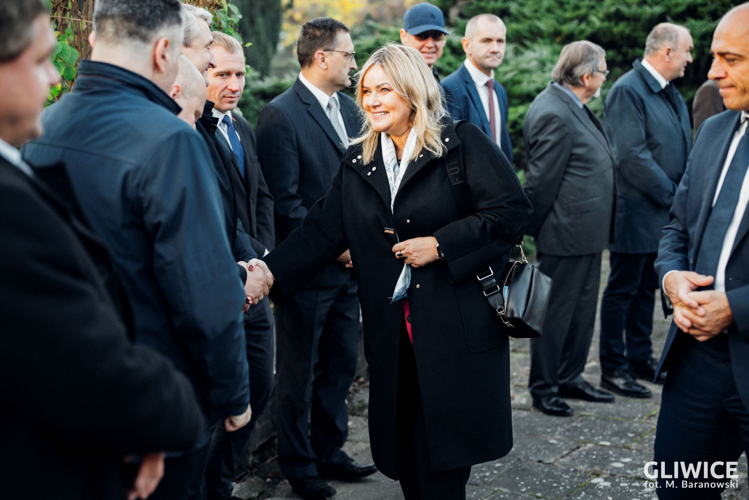 Prezydent Gliwic witająca się z zebranymi gośćmi