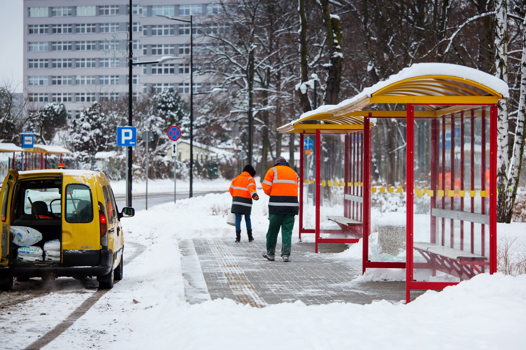 służby miejskie odśnieżają przystanek