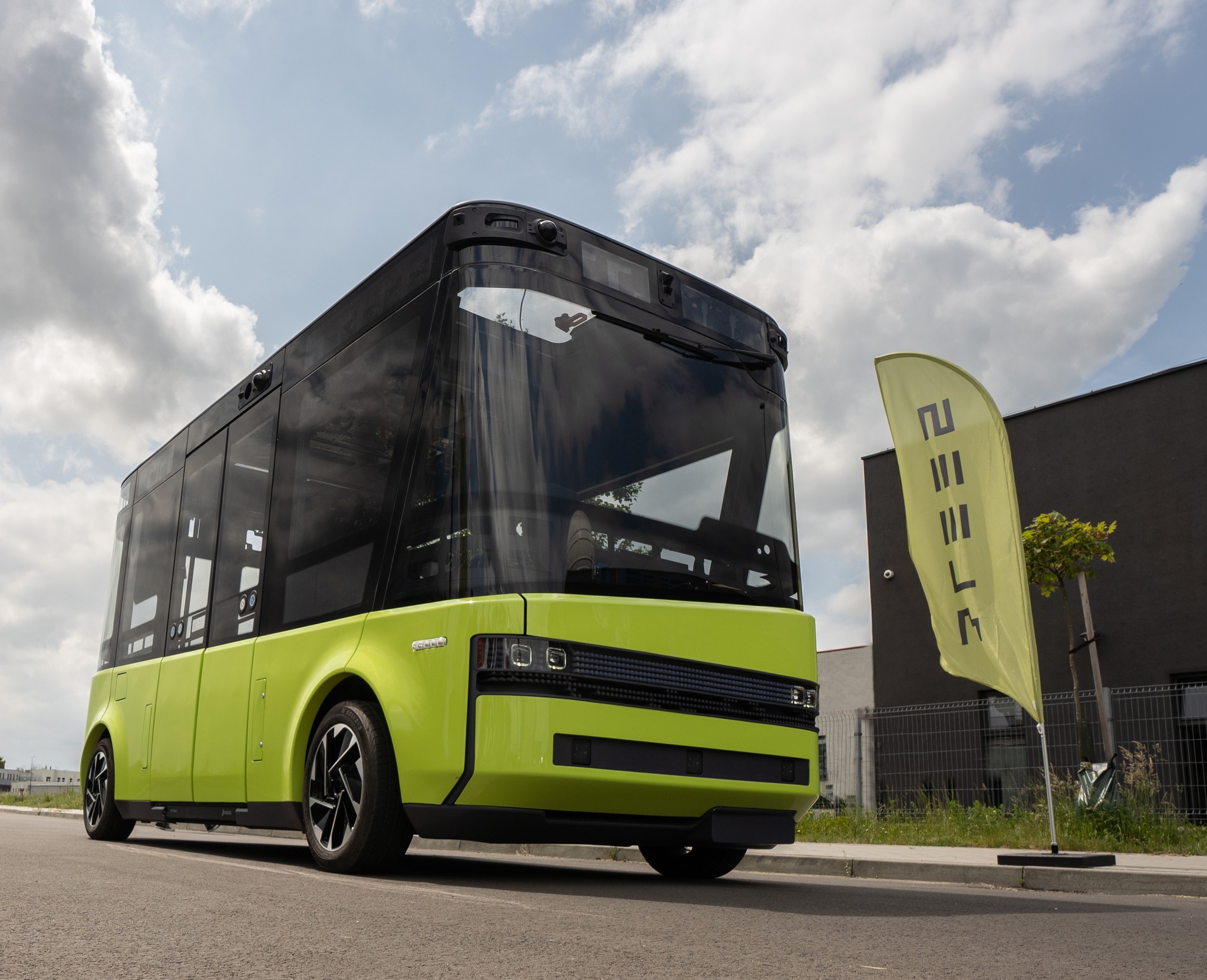 Samojezdnym minibusem do przyszłości! 13 listopada ruszą testy pojazdu Blees BB-1