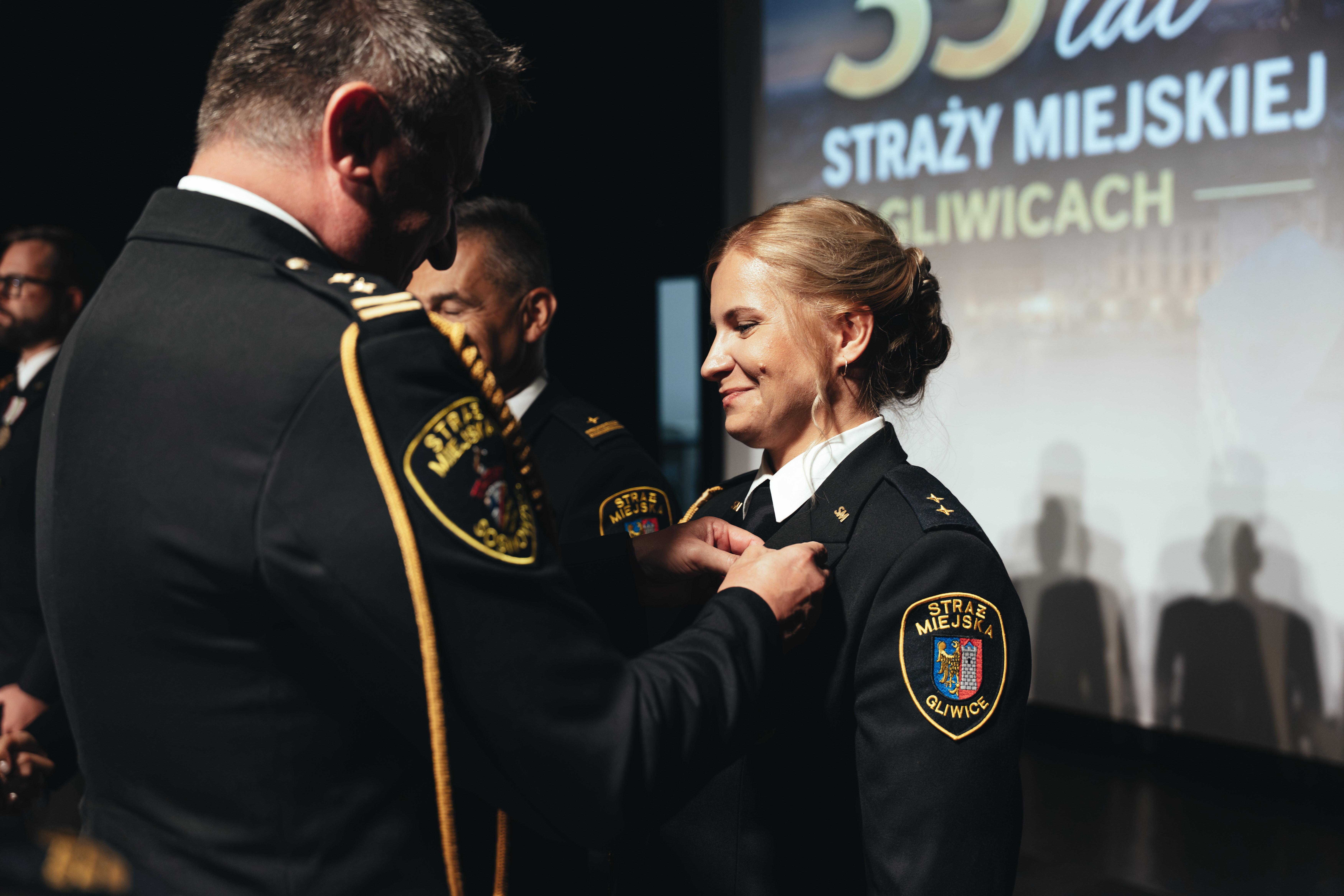Dziś gliwicka Straż Miejska liczy 89 strażników, przyjmuje setki zgłoszeń mieszkańców, zajmuje się sprawami porządkowymi i drogowymi, ochroną środowiska, pomaga osobom w kryzysie bezdomności i prowadzi działania profilaktyczne.