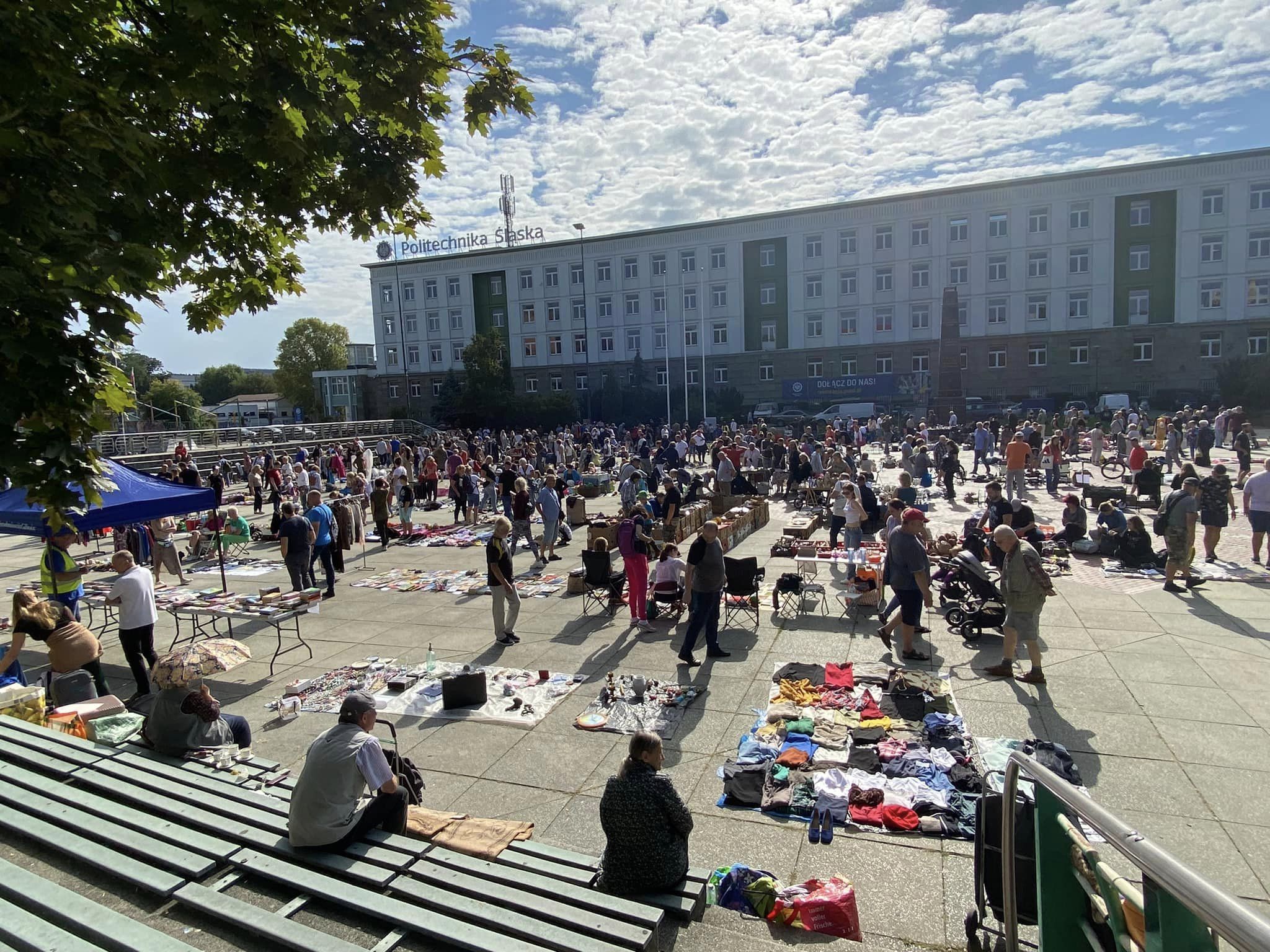 Ludzie podczas wyprzedaży garażowej na placu Krakowskim