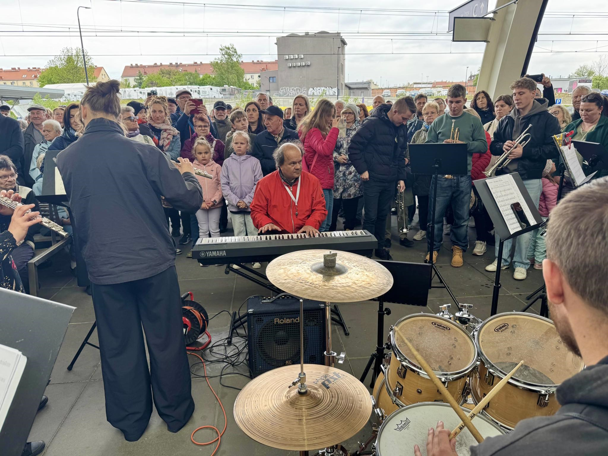 Orkiestra gra na peronie dworca