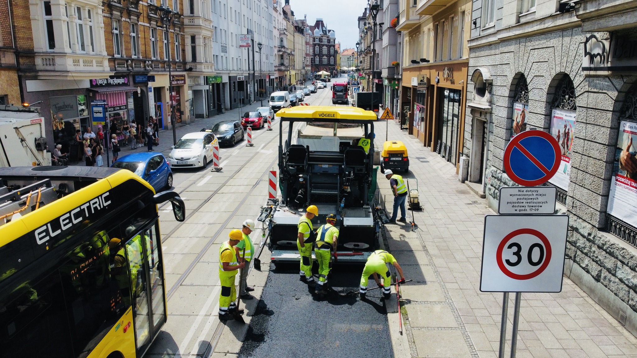 Technologia... na gorąco. Układarka asfaltu VÖGELE na testach w Gliwicach