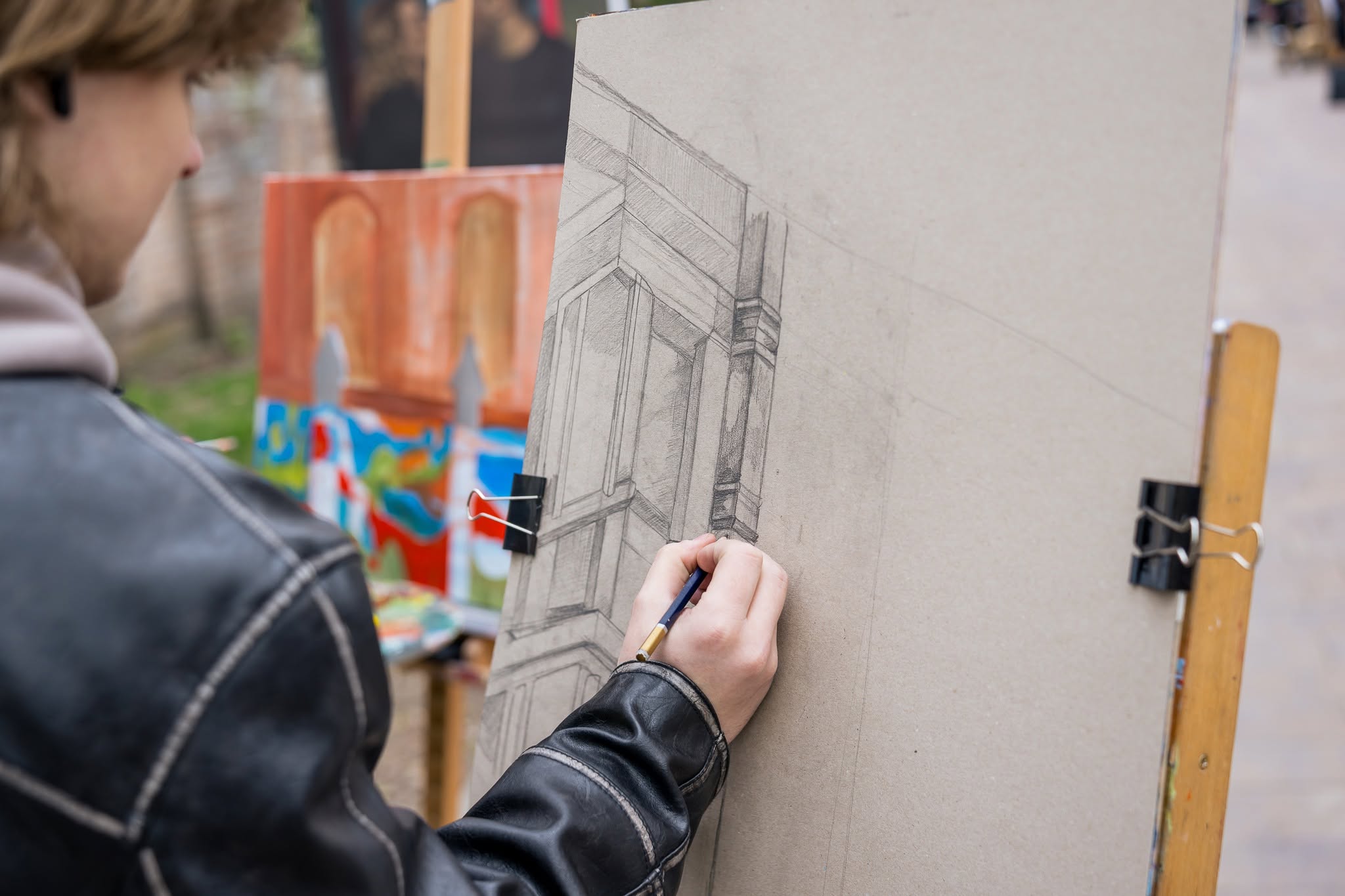 Kartka, ołówek i ciekawość miasta – tyle wystarczy, by wziąć udział w kolejnym spotkaniu Biennale Akademia – Urban Sketching