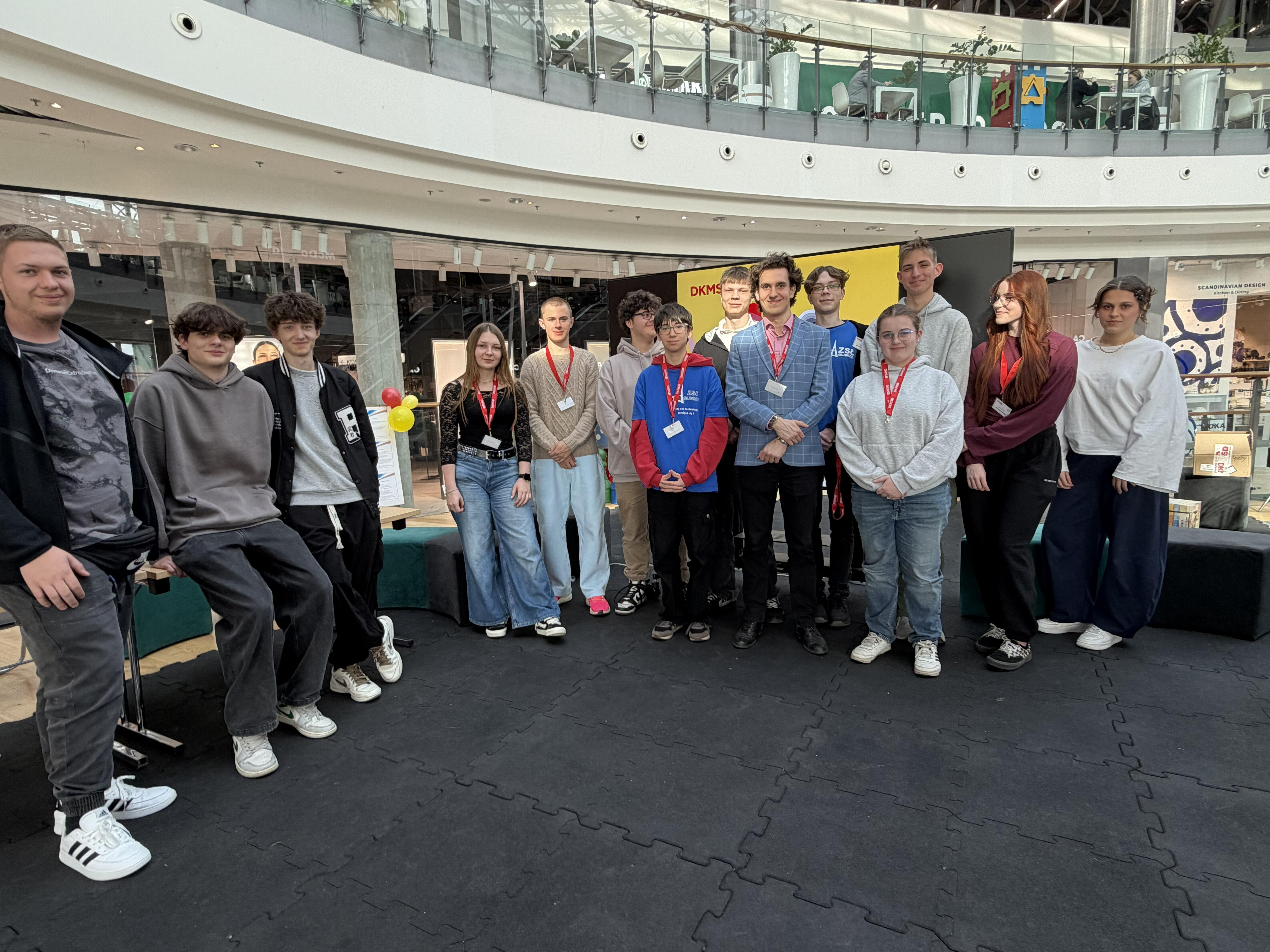 Uczniowie Zespołu Szkół Łączności zachęcają do ratowania życia!