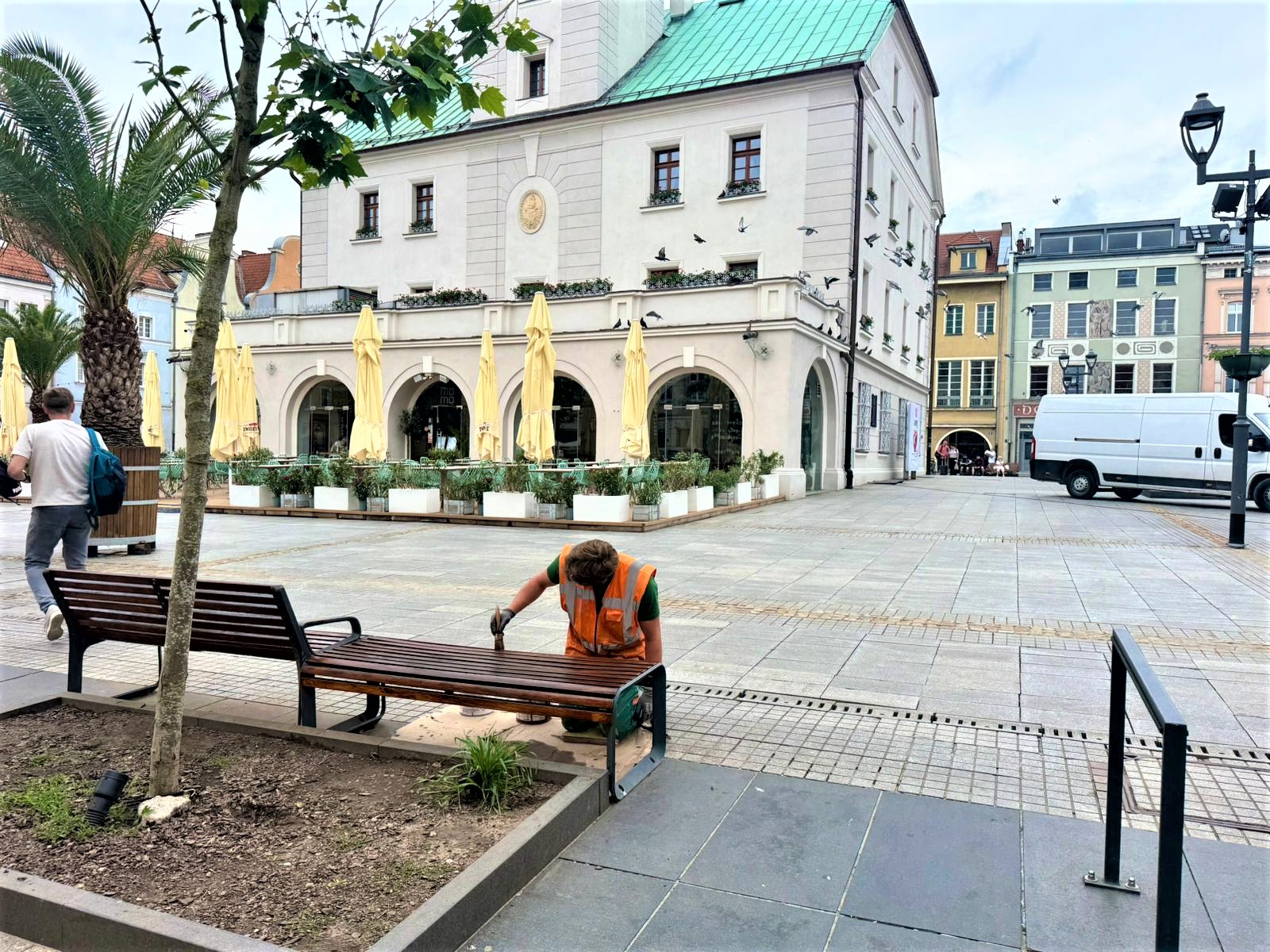 Na gliwickim Rynku trwa odnawianie ławek