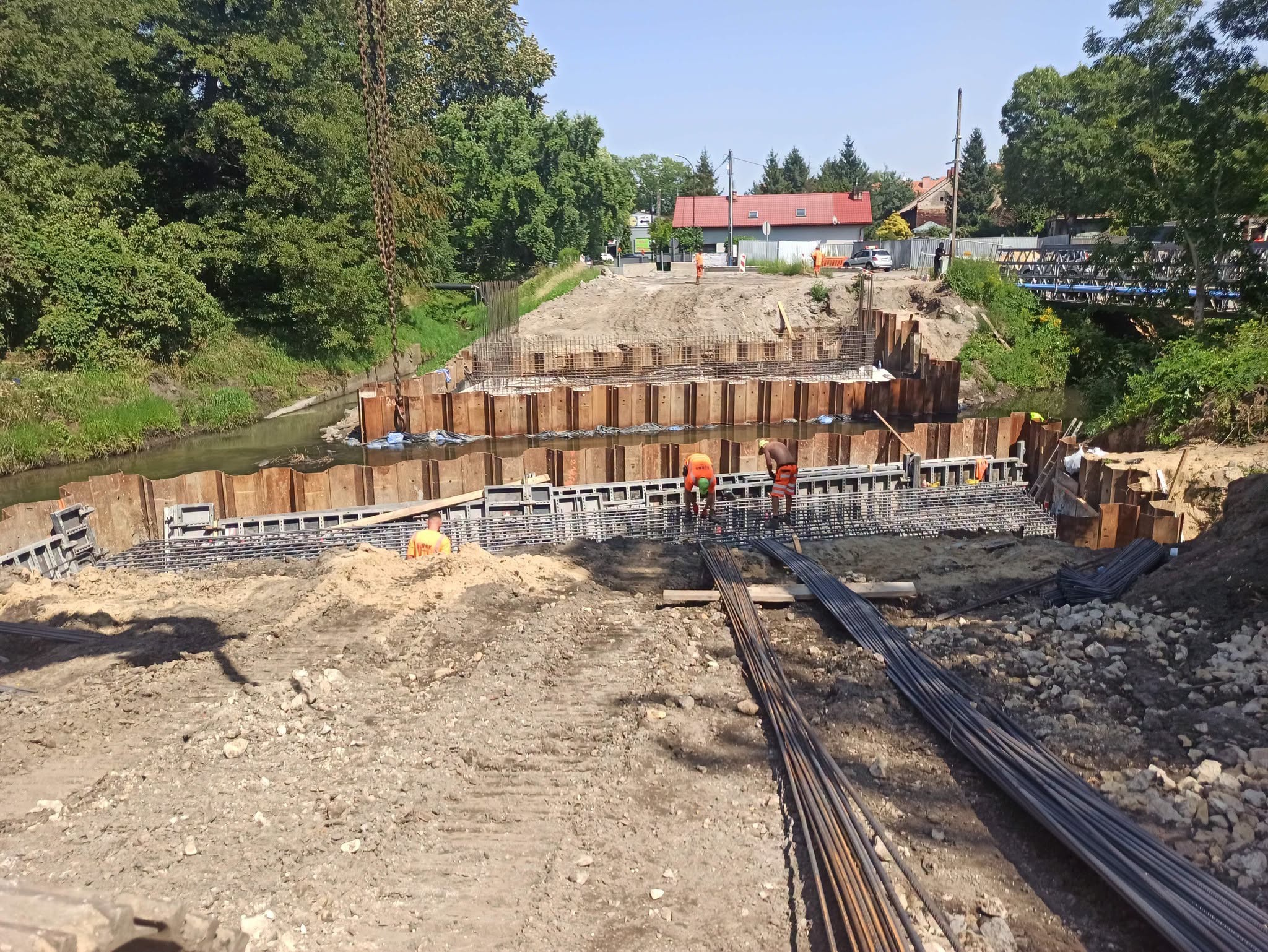 Trwająca budowa mostu nad Kłodnicą w Sośnicy