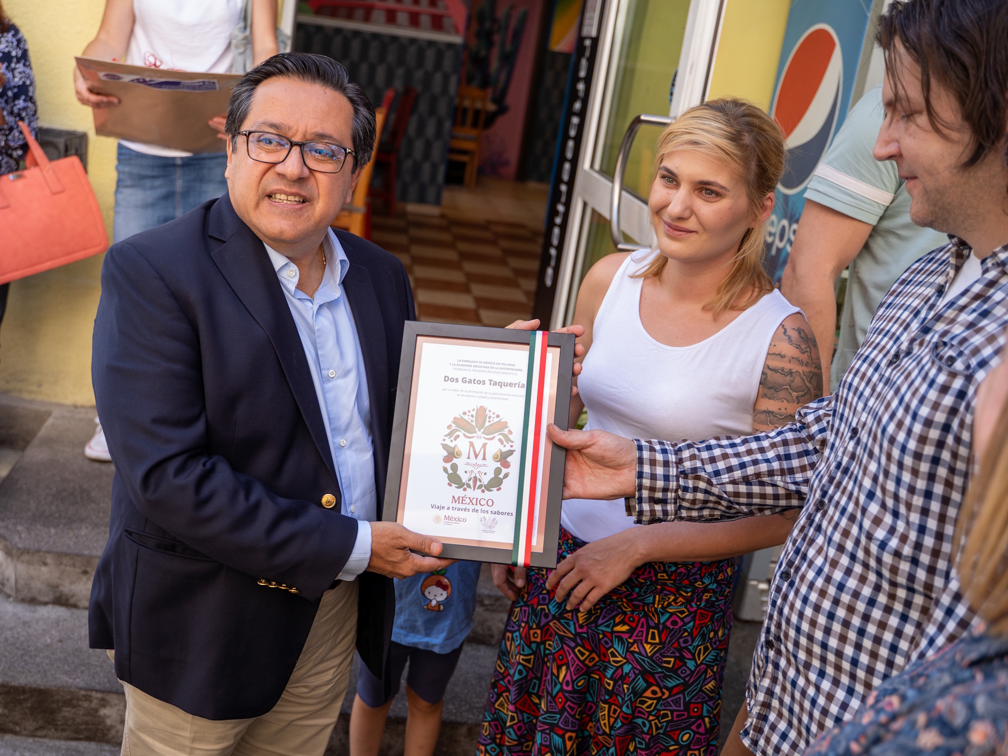 ambasador Meksyku i dwoje ludzi przyjmujących nagrodę