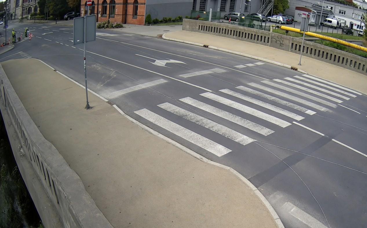 Bezpieczniej przez trzy pasy ruchu. Przy Wrocławskiej na moście nad Kłodnicą powstanie azyl dla pieszych