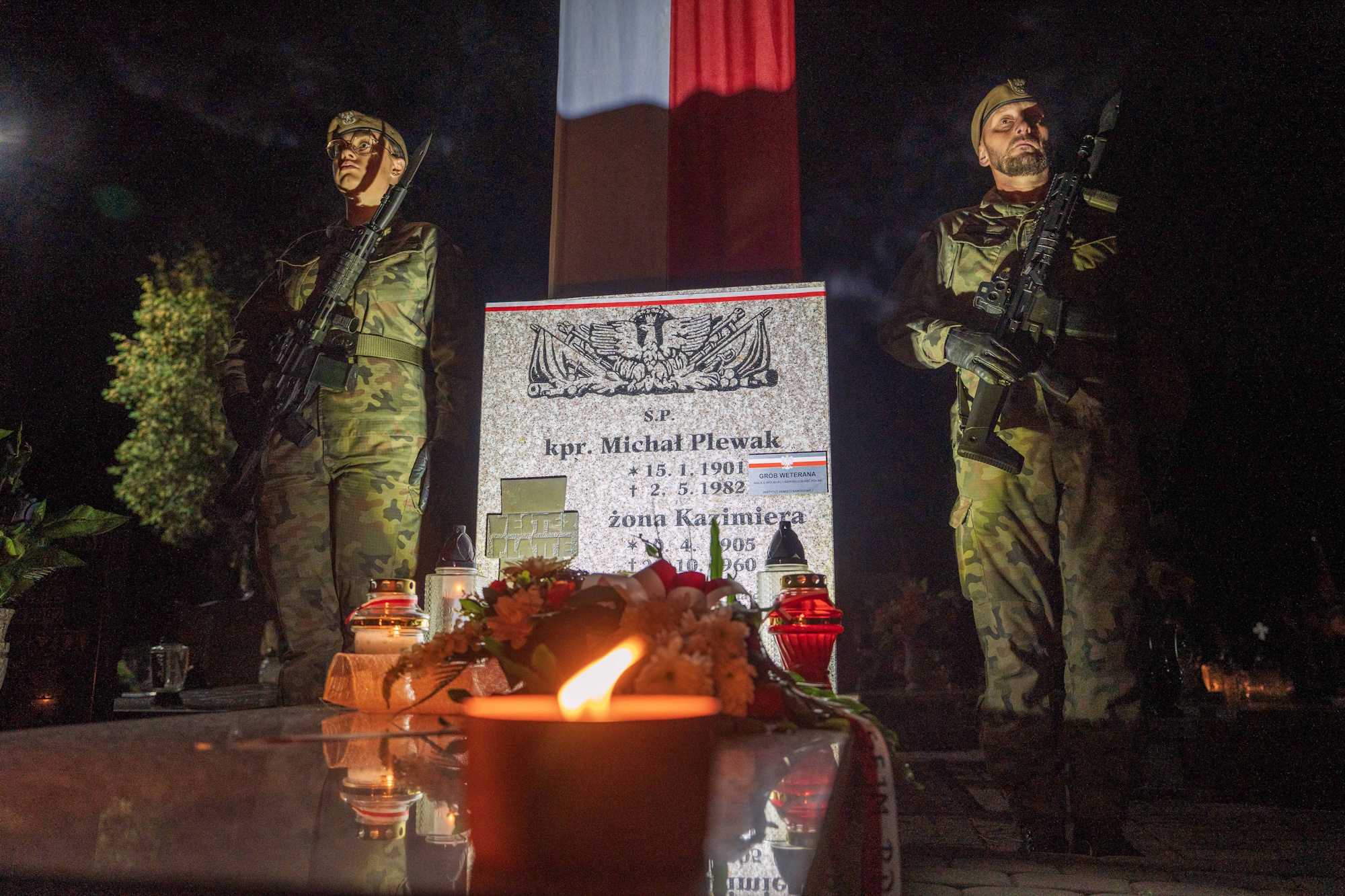 dwie żołnierki przy grobie