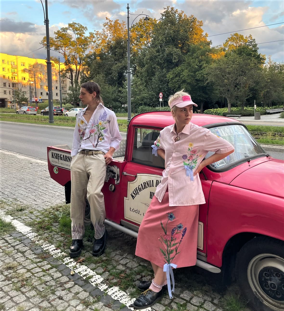 dwoje ludzi przy aucie, kobieta i mężczyzna, pokaz mody