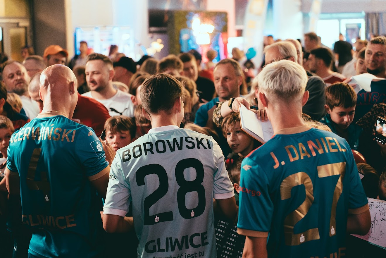 piłkarze tyłem, tłum przodem do obiektywu
