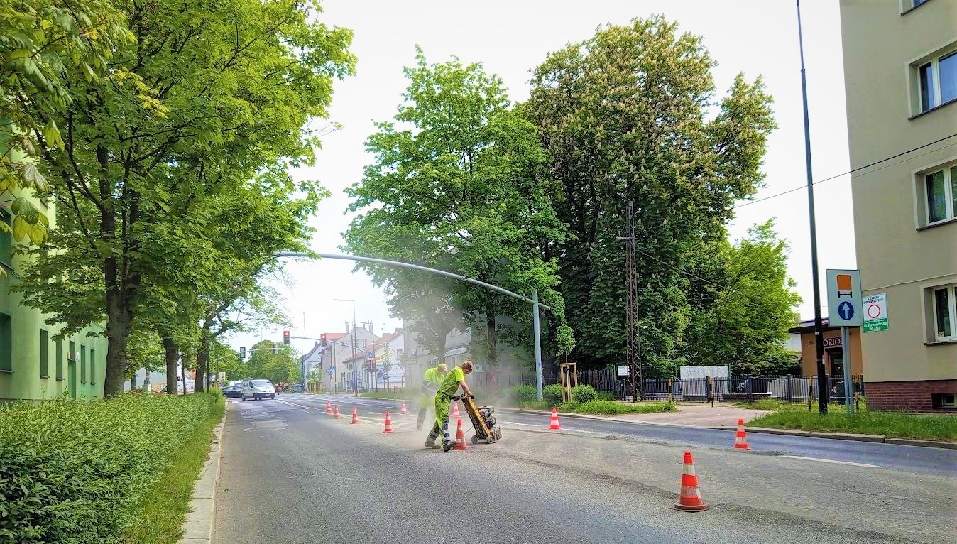 ulica, drzewa, mężczyźni
