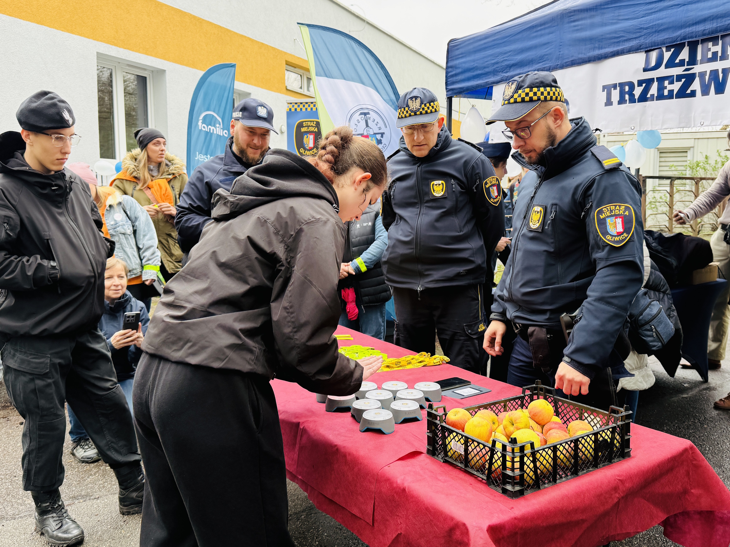 Dziewczyna testująca refleks na stoisku Straży Miejskiej