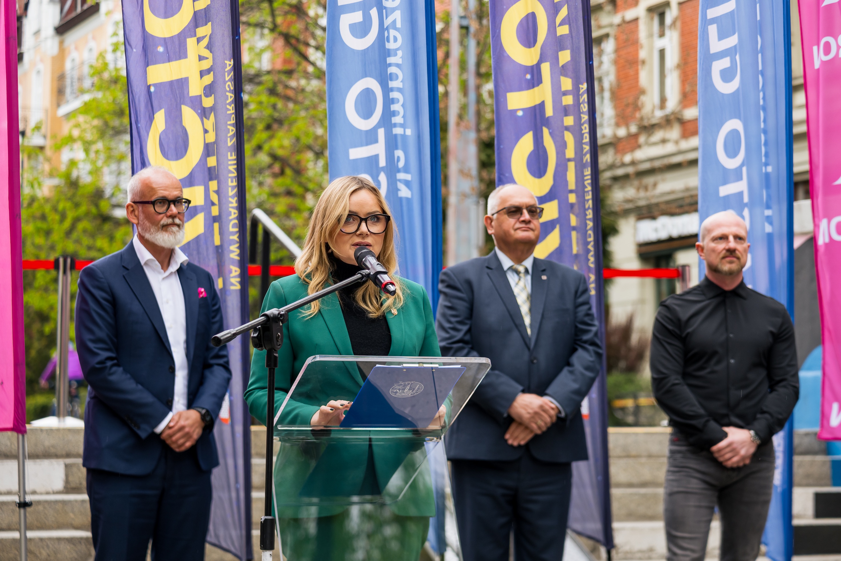 Prezydent Gliwic przy mikrofonie, w tle ludzie