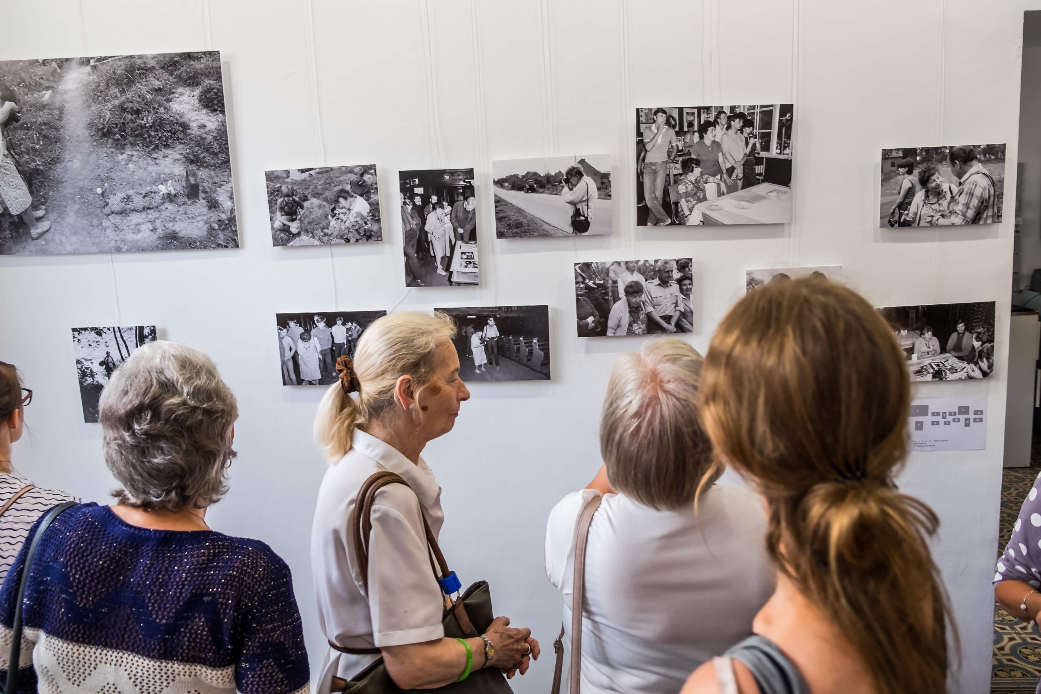 mieszkańcy zwiedzają galerię