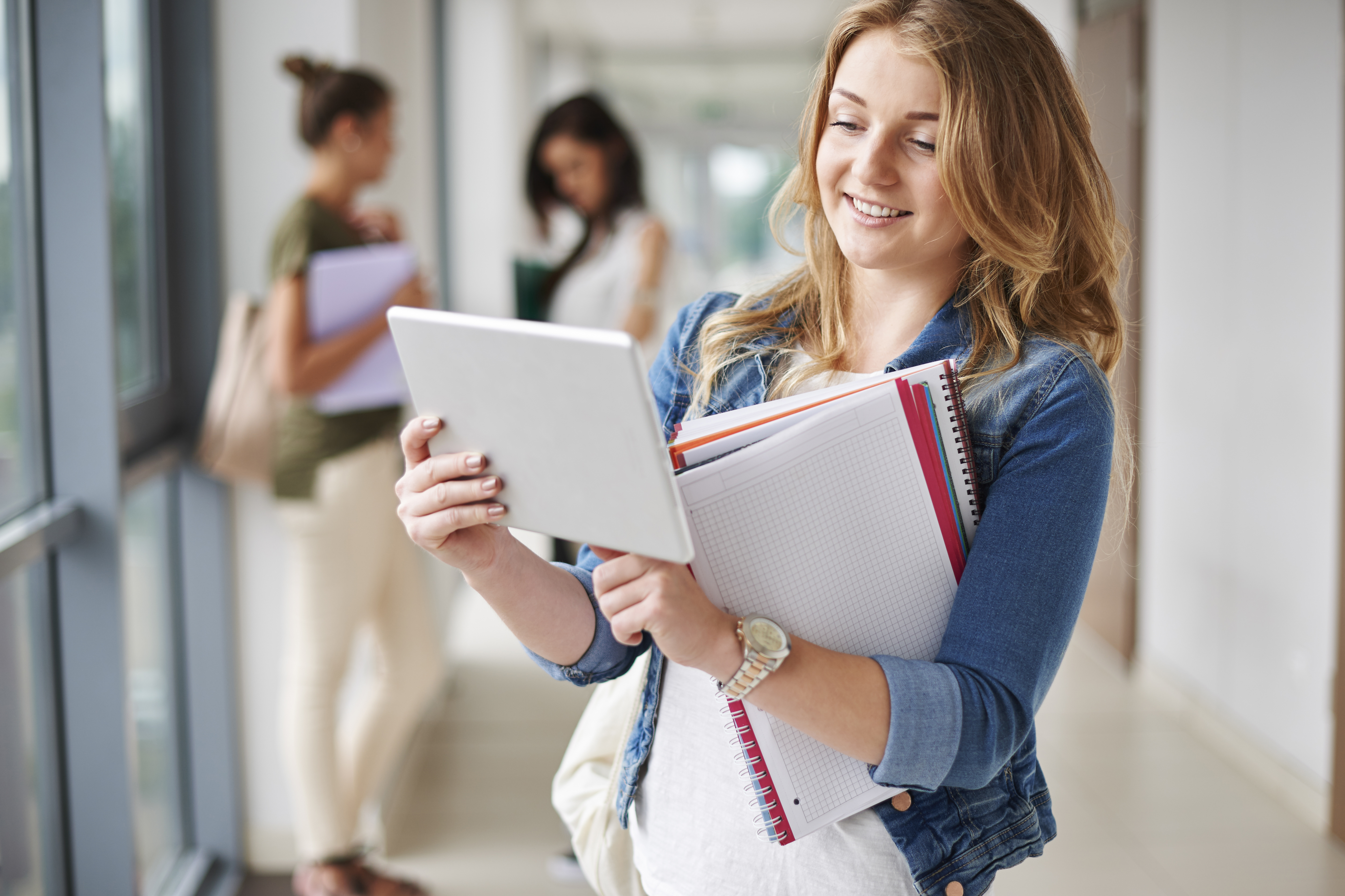 Studentka czytająca notatki