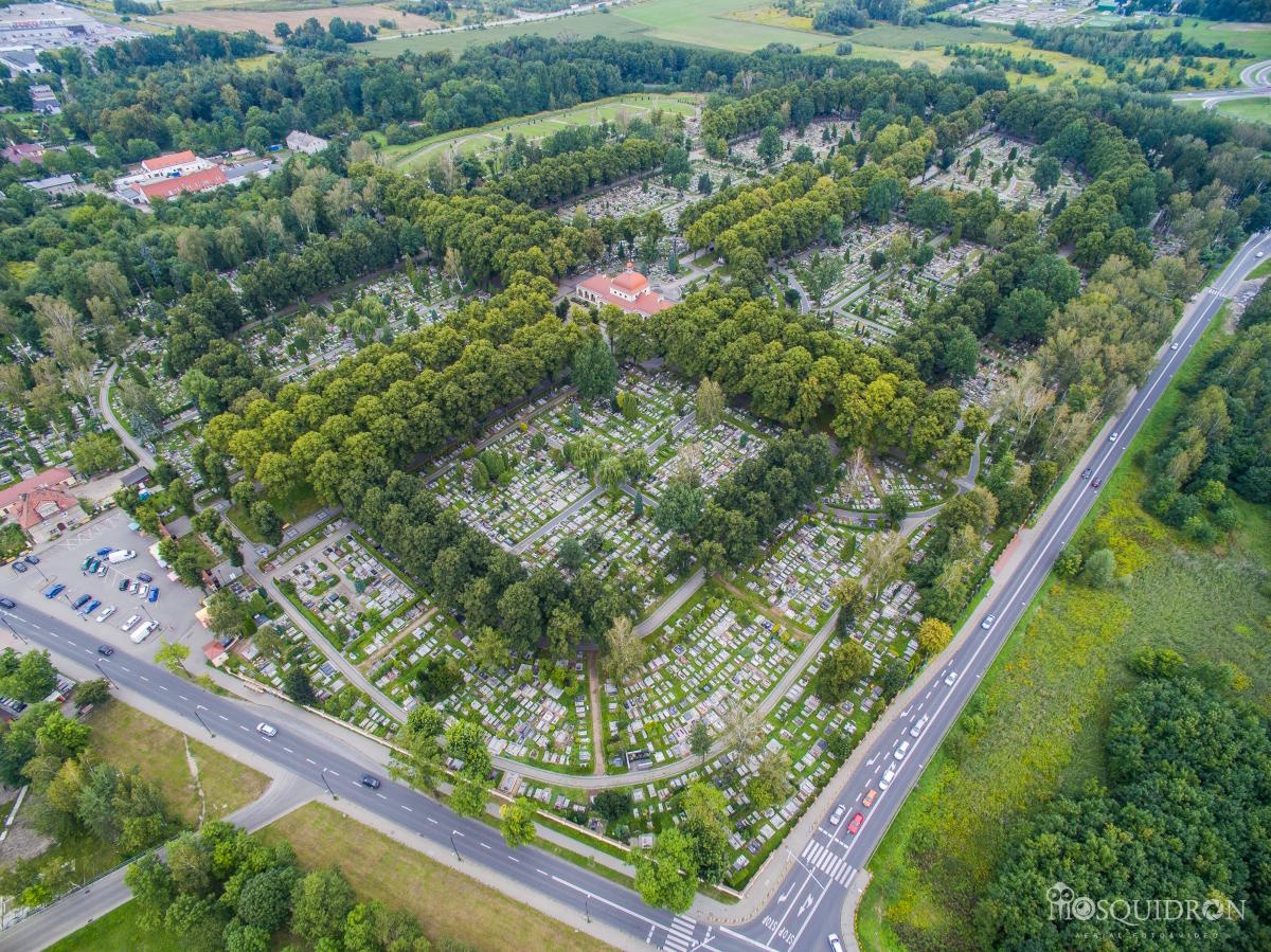 Duża strefa kolumbarium, nowe miejsca postojowe. Cmentarz Centralny zostanie powiększony