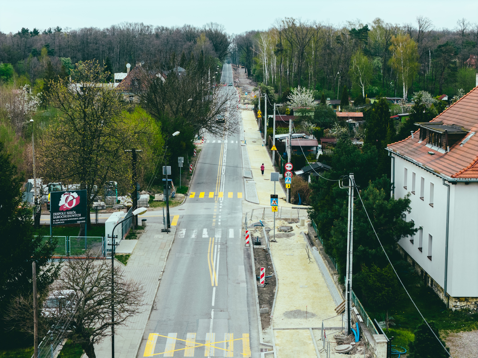 Wzdłuż ul. Strzelców Bytomskich, od ul. Narutowicza do ul. Jachtowej, powstaje blisko 2-kilometrowy ciąg pieszo-rowerowy