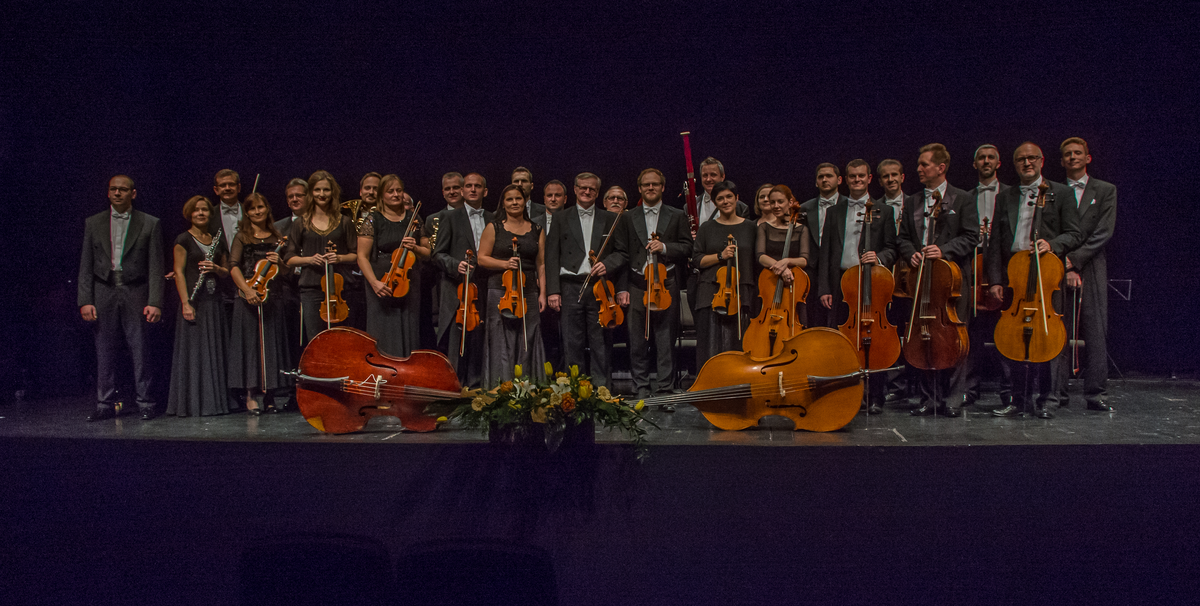 instrumentaliści na scenie po koncercie
