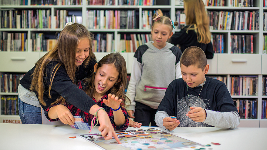 dzieci w bibliotece