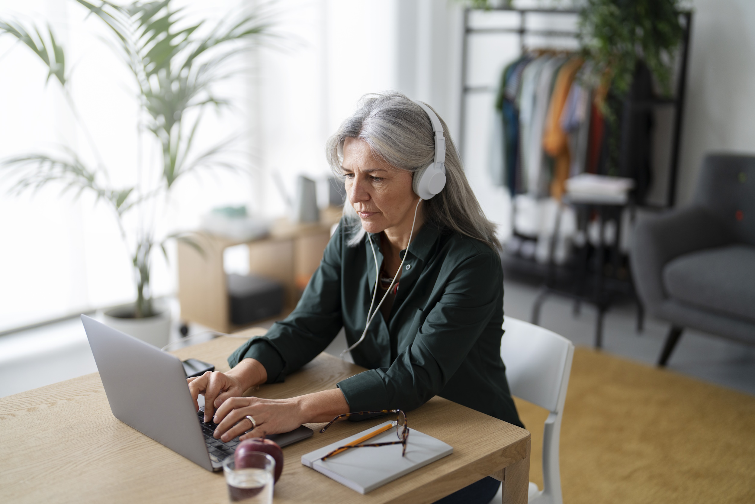 Seniorze, weź udział w bezpłatnym spotkaniu online i bądź bezpieczny w internecie