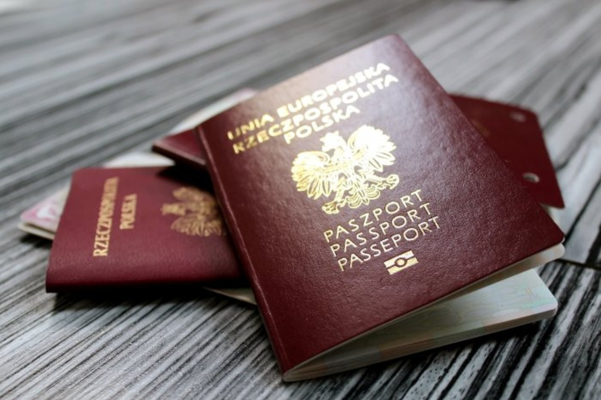 okładki obowiązujących paszportów