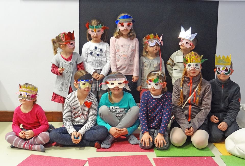 dzieci w maskach