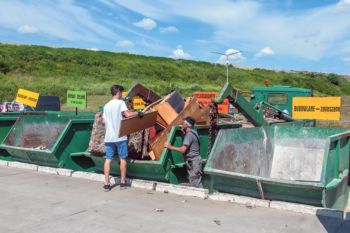 mężczyzna korzystający z kontenerów PSZOK w Gliwicach
