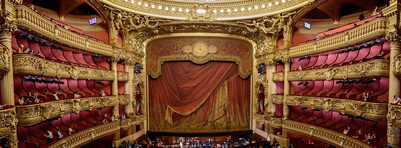 scena operowa, bogate zdobienia sali, dużo złota