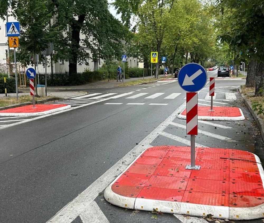 Piesi mogą czuć się bezpieczniej. Nowe rozwiązania na ul. Okrzei