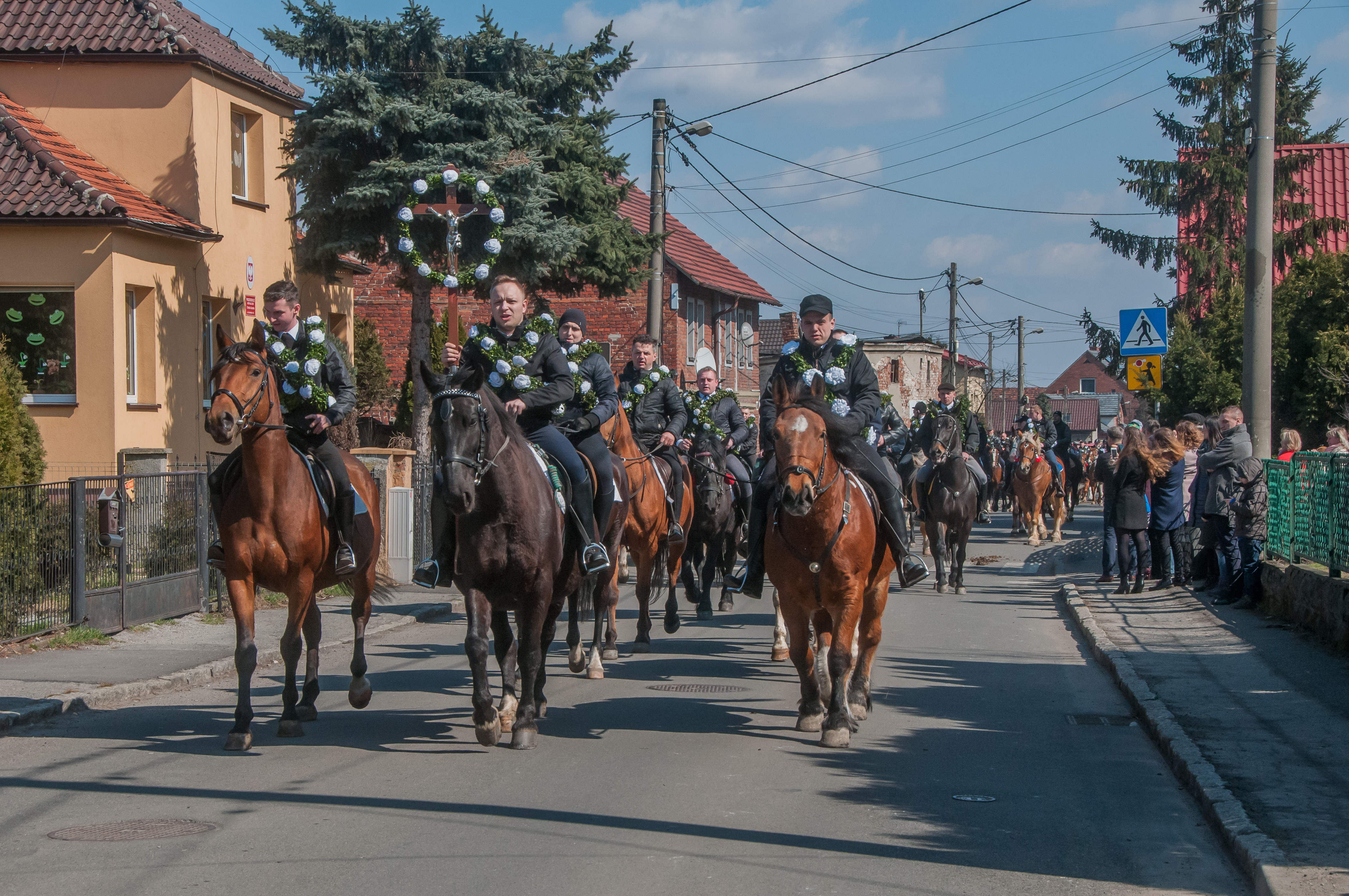 jeźdźcy na ulicy w Ostropie